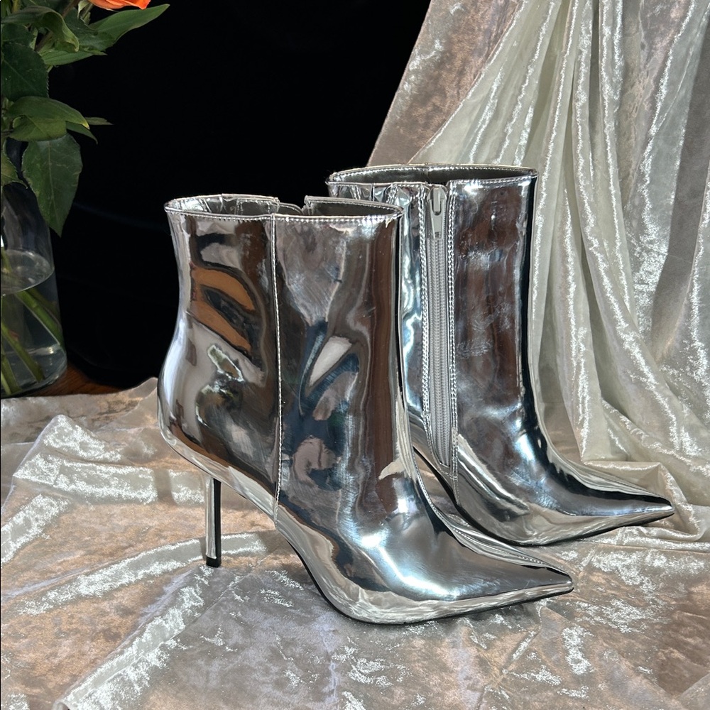 NWT INC SHINY SILVER ANKLE HEELED BOOTS 7.5